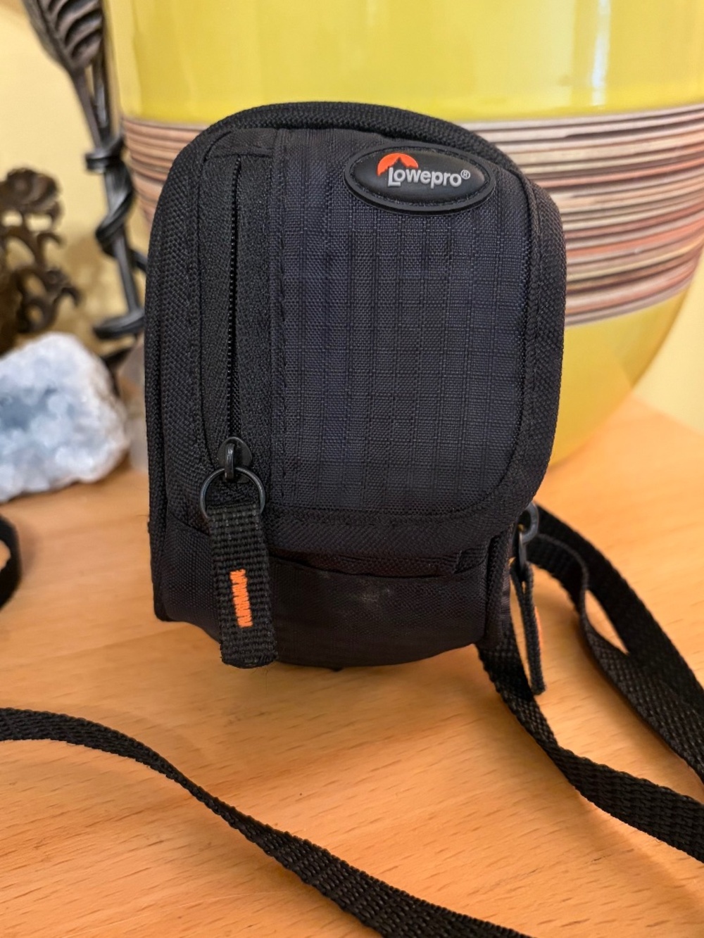 Lowepro Camera Bag Small Zip Pockets Black Shoulder Strap ELPH Coolpix Powershot